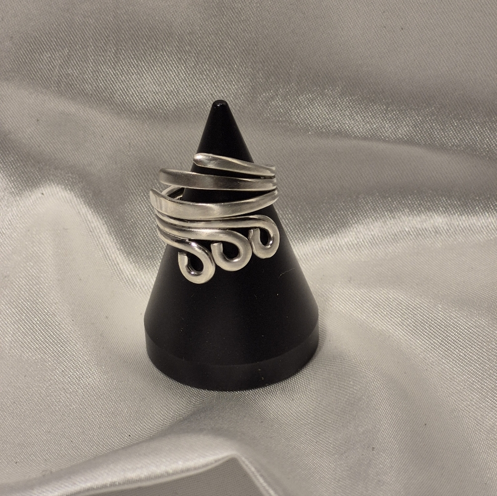 Elegant & Casual Sterling Silver Swirl Ring. Marked 925 (Hard To See)  Sz 6.5
